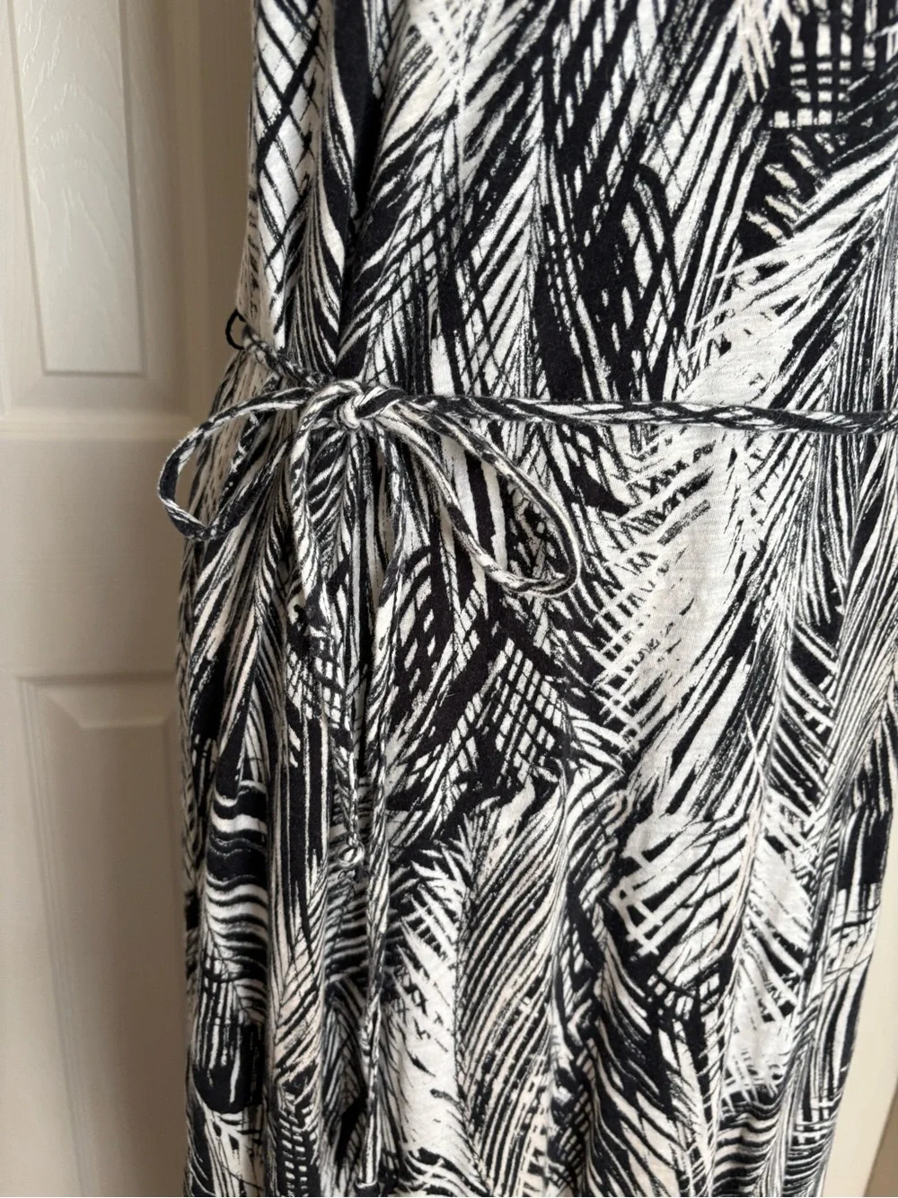 H&M black and white palm leaf print maxi dress with tie waist, size S - Picture 2 of 8